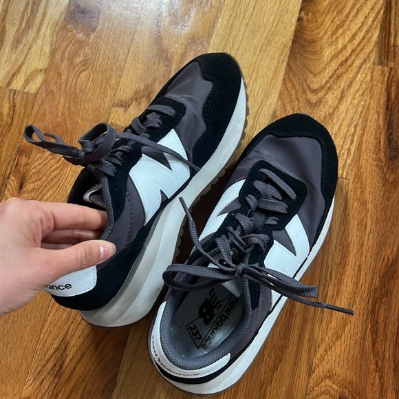 Women’s black and white New Balance Sneakers - almost new condition size 7 - Picture 6 of 8